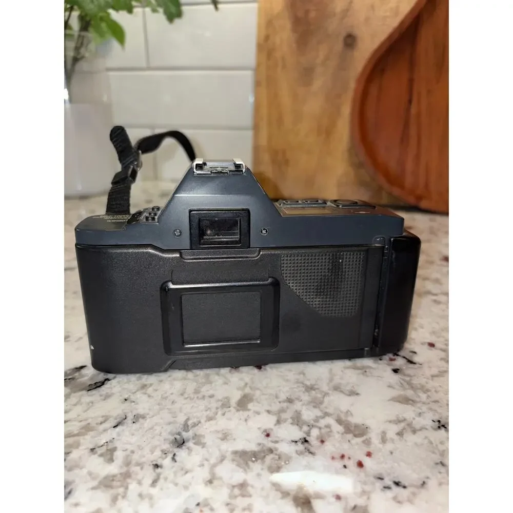 Canon T70 35mm Film Camera w/ FD 35-70mm Zoom Lens + Caps